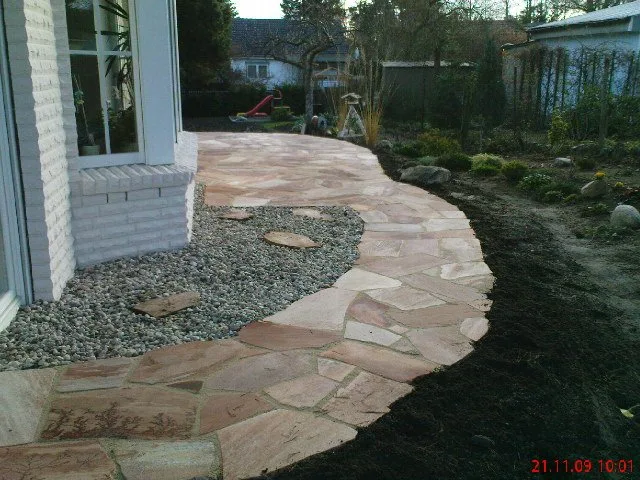 Gartendetail mit Bepflanzung